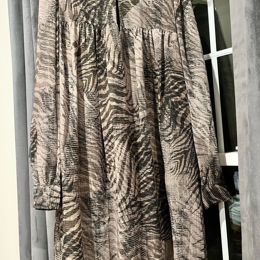 Guess Chiffon Long sleeve Tree Print Button-Up Dress.
